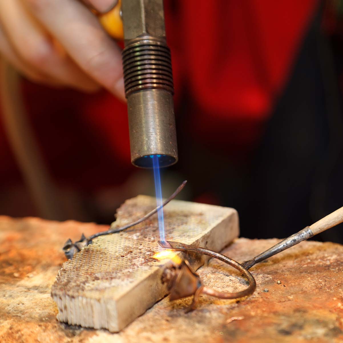 Laserarbeiten von Schmuckstücken bei Goldschmiede Jaqueline